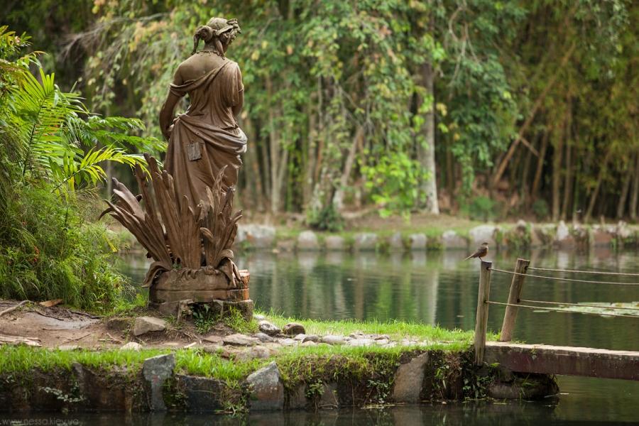 Decora tu jardín con esculturas, estatuas y figuras griegas o romanas de piedra artificial.