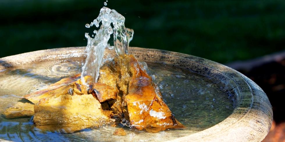 Relación con los sonidos de una fuente de jardín.