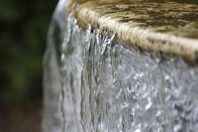Fuente de jardn. Agua limpia