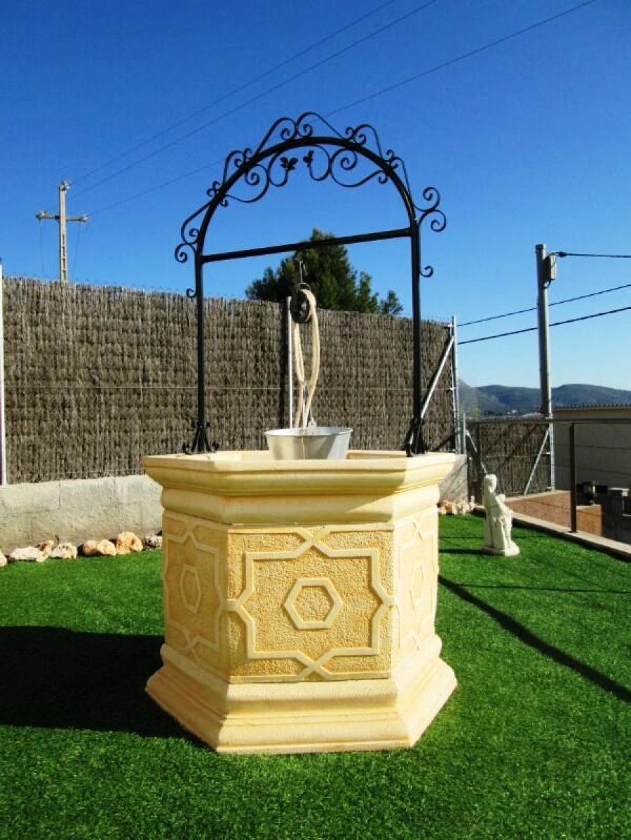 Pozos decorativos para jardin en piedra artificial.