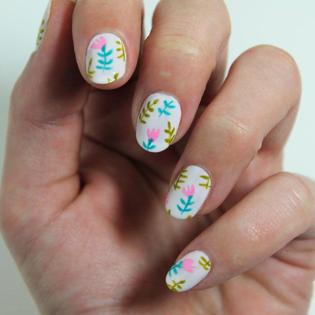 10 diseños de uñas con flores paso a paso