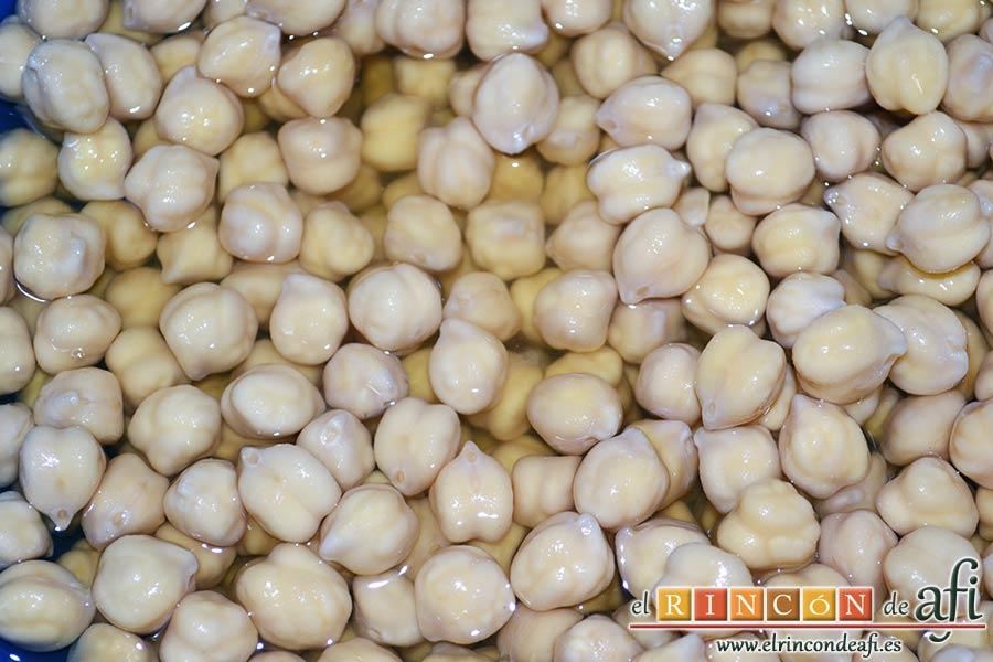 Acelgas esparragás, el día anterior ponemos los garbanzos de remojo en agua caliente