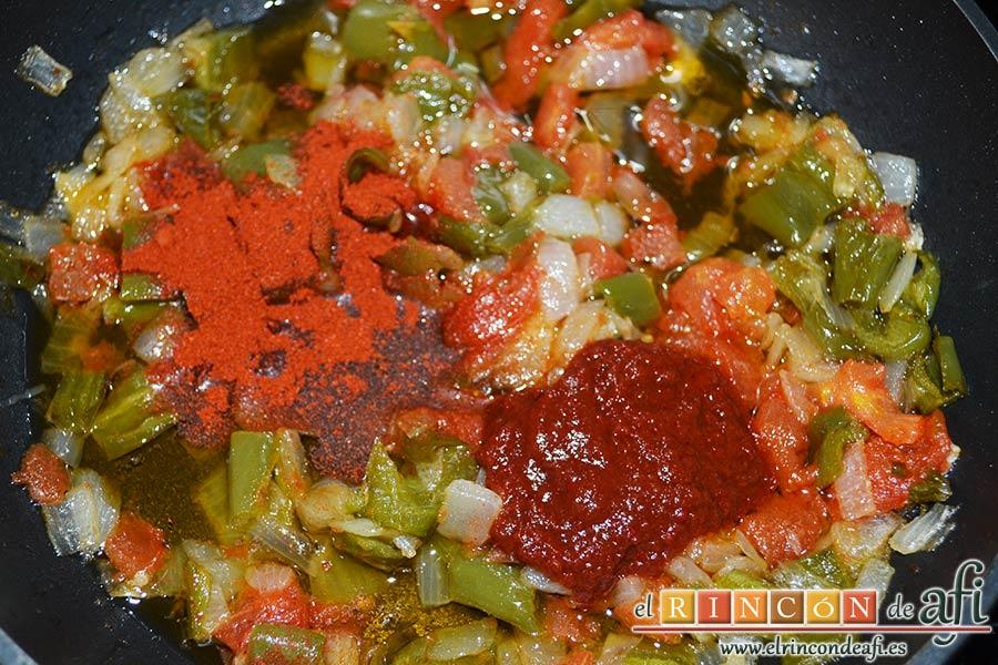 Acelgas esparragás, añadir 1 cucharadita de pimentón y la pulpa de pimiento choricero