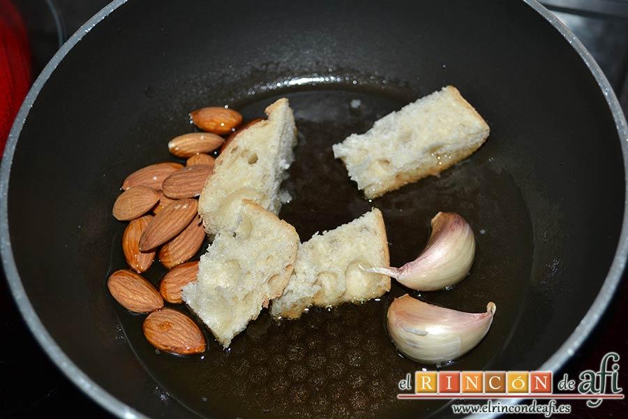 Acelgas esparragás, poner en otra sartén con un poco de aceite de oliva las almendras, el pan y los dos dientes de ajo
