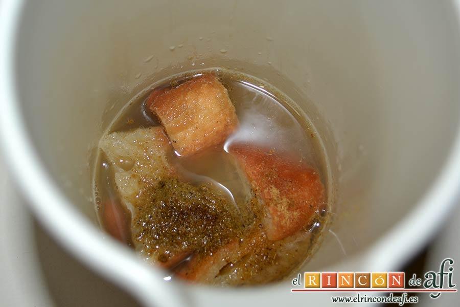 Acelgas esparragás, introducimos todos los ingredientes en el vaso de la batidora retirándole la piel a los ajos y añadiéndole una cucharadita de vinagre y otra de comino molido y un poco de agua