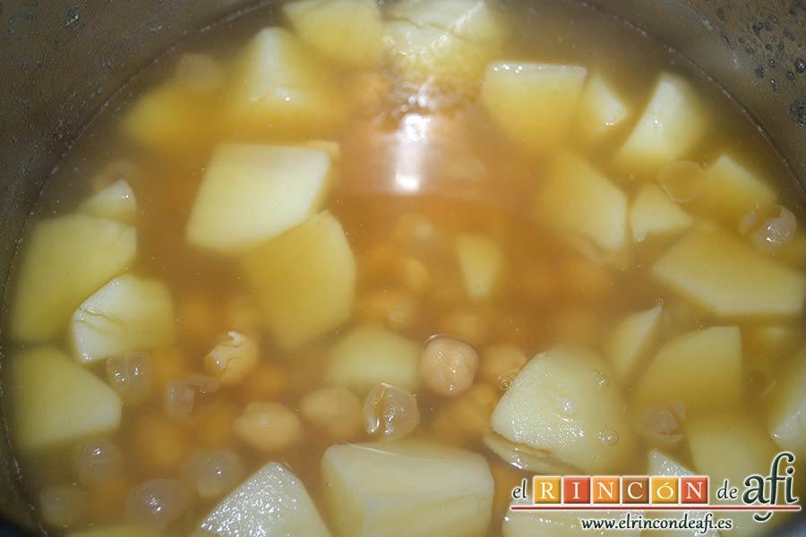 Acelgas esparragás, abrimos la olla e incorporamos las papas peladas y troceadas y dejar cocer 5 minutos