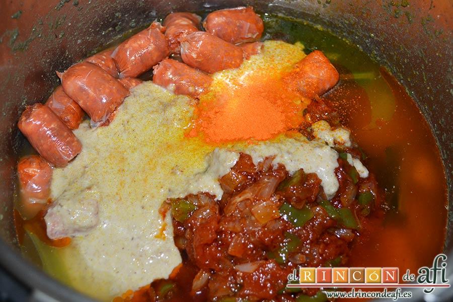 Acelgas esparragás, añadimos las acelgas, la longaniza troceada, el majao triturado y el colorante