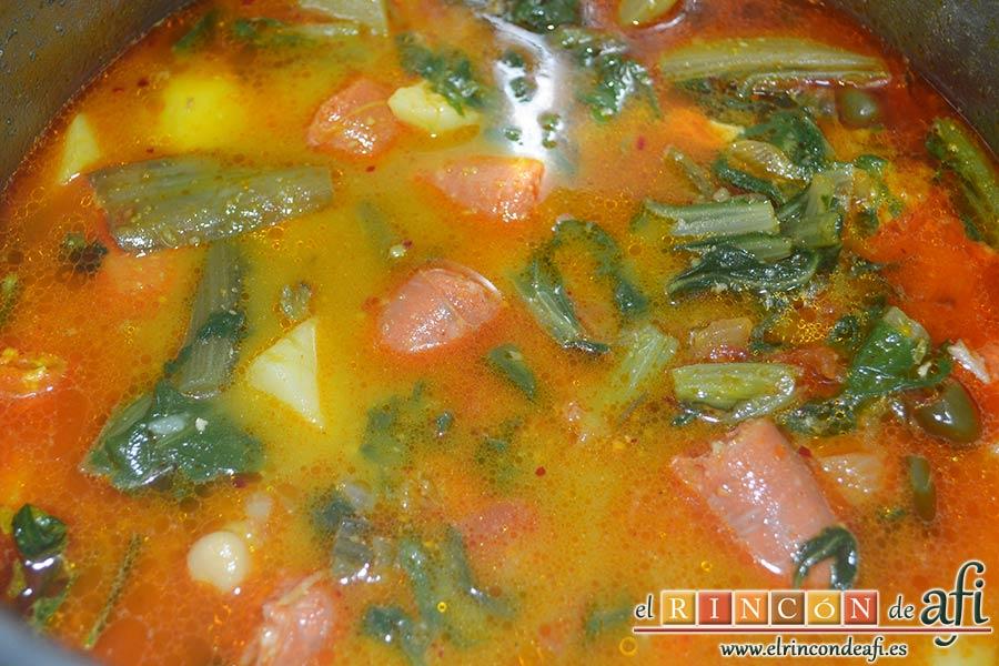 Acelgas esparragás, remover bien y dejamos cocer a fuego moderado con la olla destapada durante unos 10 minutos