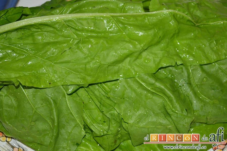 Acelgas esparragás, preparamos las acelgas separando las hojas de los tallos