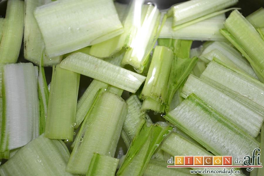 Acelgas esparragás, cortamos los tallos en trozos de 4 – 5 centímetros y los ponemos a hervir con agua y sal en una olla exprés 2 minutos