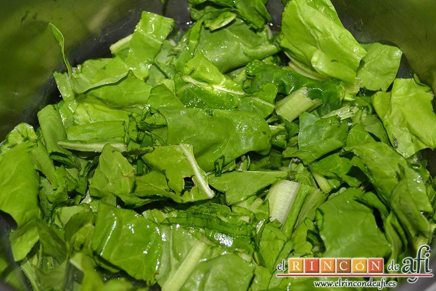 Acelgas esparragás, añadimos las hojas cortadas en trozos y las dejamos 3 minutos más