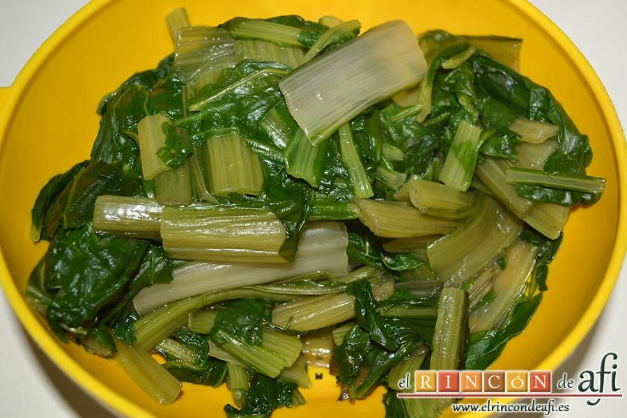 Acelgas esparragás, sacar y escurrir