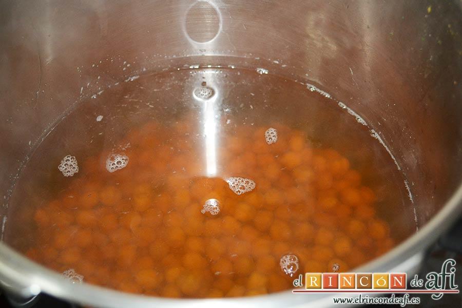 Acelgas esparragás, meter en el agua de las acelgas los garbanzos