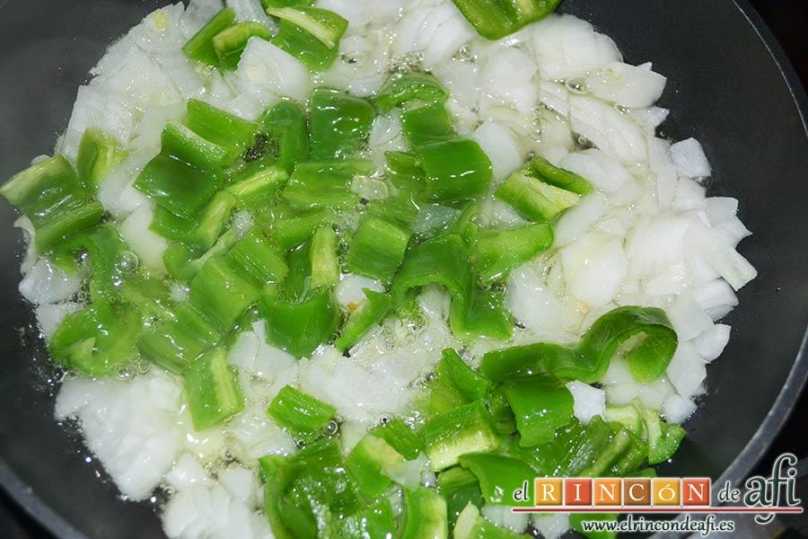 Acelgas esparragás, pochar la cebolla y el pimiento verde troceado