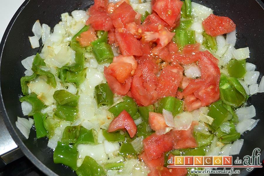 Acelgas esparragás, añadir el tomate troceado