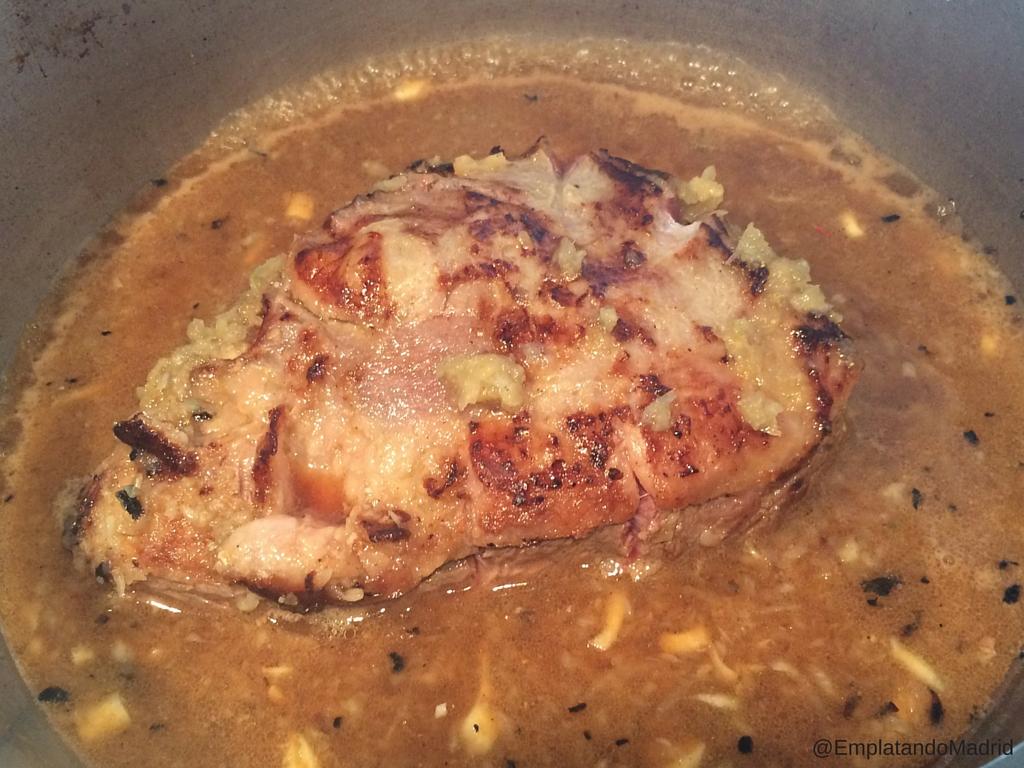 Preparando el cerdo con mojo cubano