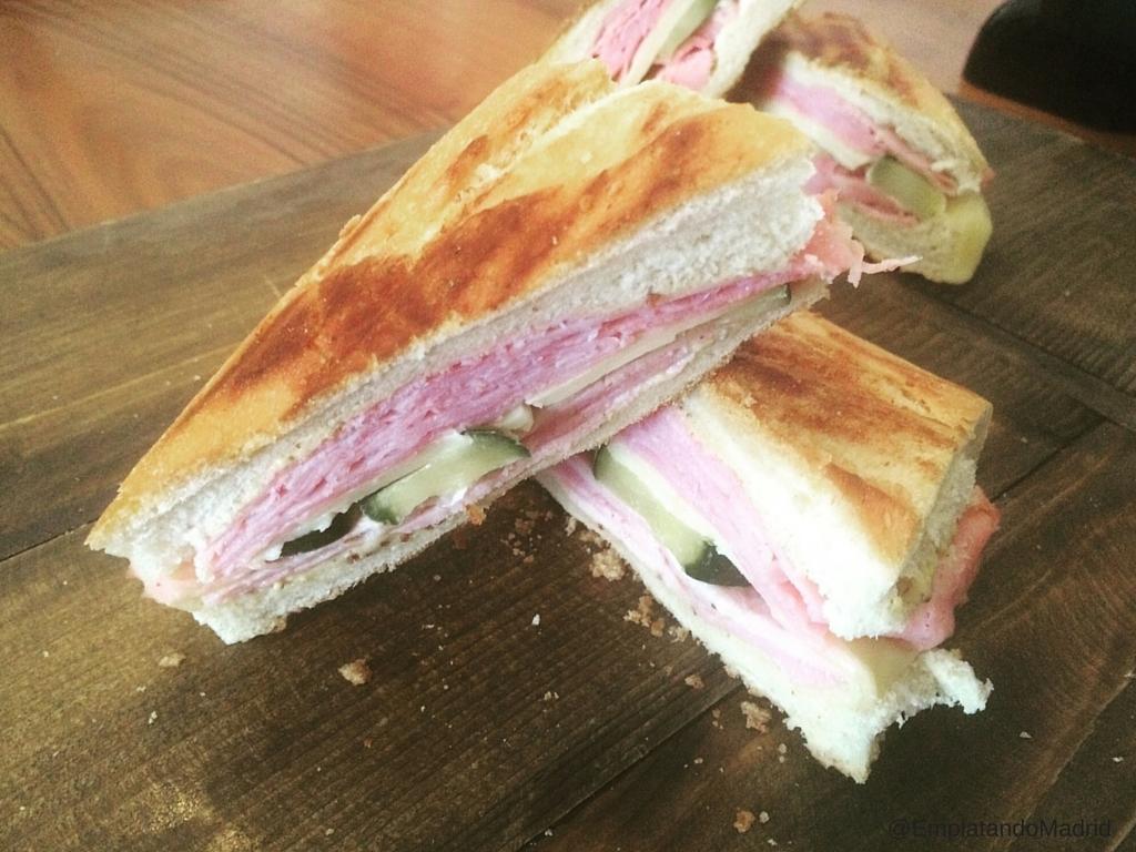 Sencillo, sabroso y crujiente sandwich cubano casero