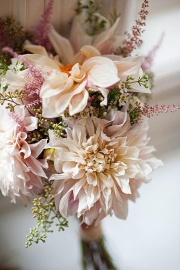 ramo de novia con dalias y astilbe