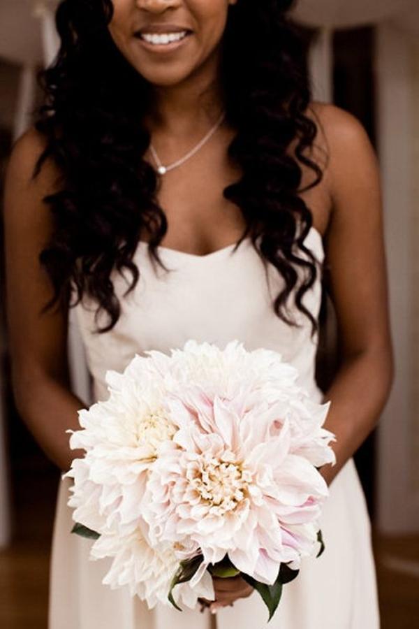 ramo de novia con dalias blancas