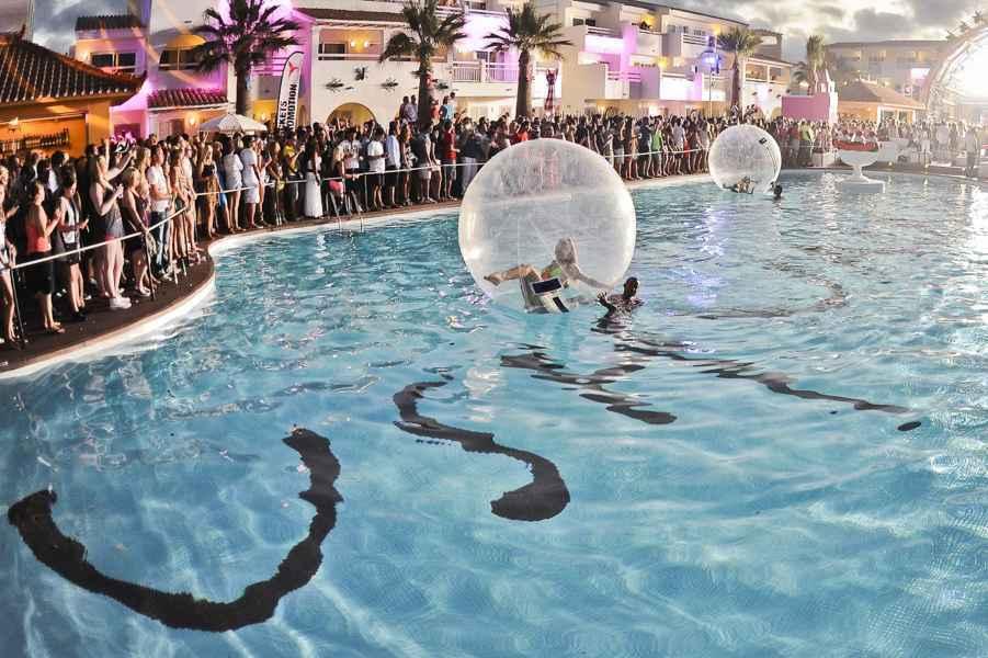 decoracion de 15 años en una piscina (3)