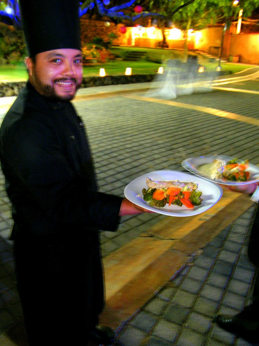 El Chef Iván Benítez, orgulloso de su Suprema rellena de espinaca con salasa de Gengibre y Coco.jpg