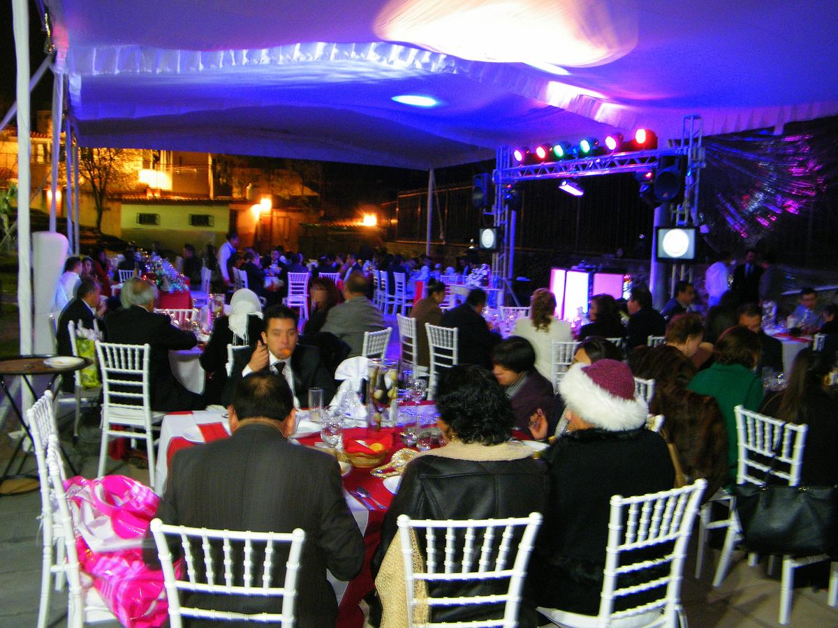 Los asistentes felices con la atención y servicio