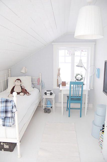 Dormitorio infantil decorado en blanco y azul con diferentes tipos de iluminación