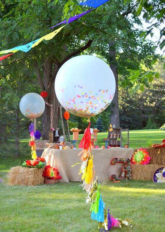decoración de fiestas con globos gigantes y guirnaldas de flecos