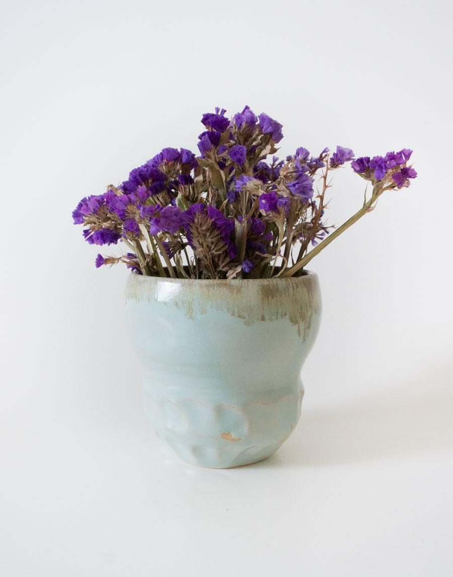 vaso de ceramica en tienda de decoracion wolfrik