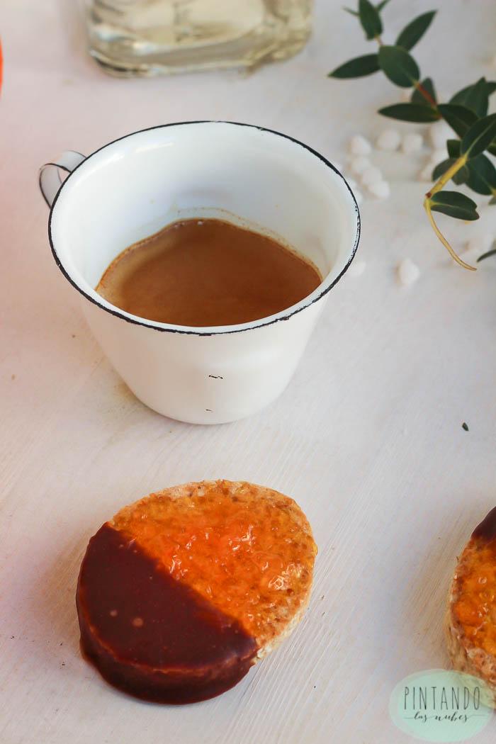 Café con galleta de naranja y chocolate