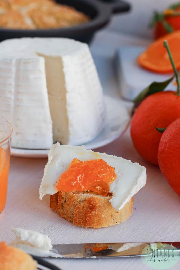 Tosta de queso y mermelada de naranja