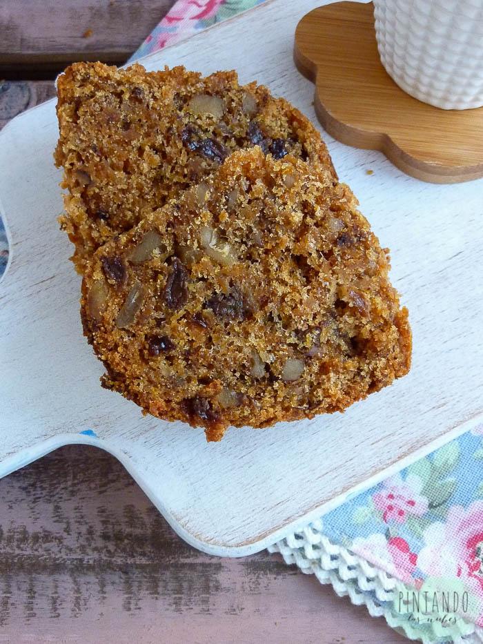 Corte de bizcocho de calabaza y nueces