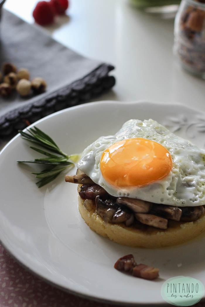 Huevos con polenta y champiñones