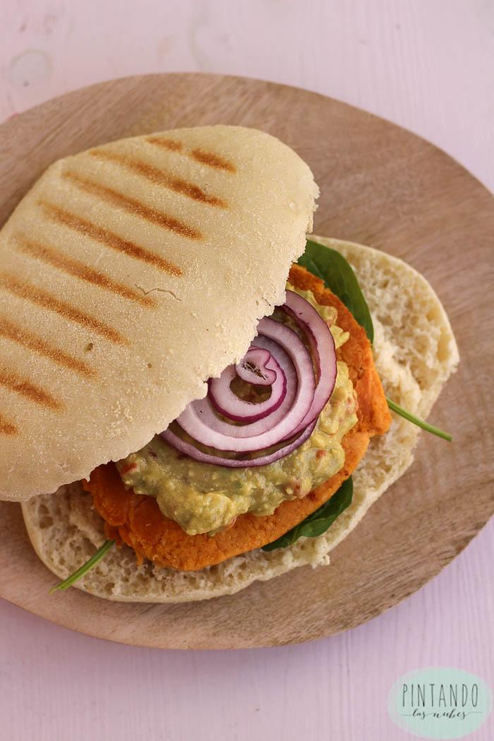 Mollete de Antequera con hamburguesa vegetal