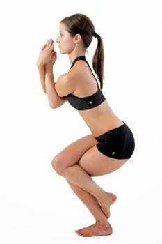 postura del águila yoga en casa