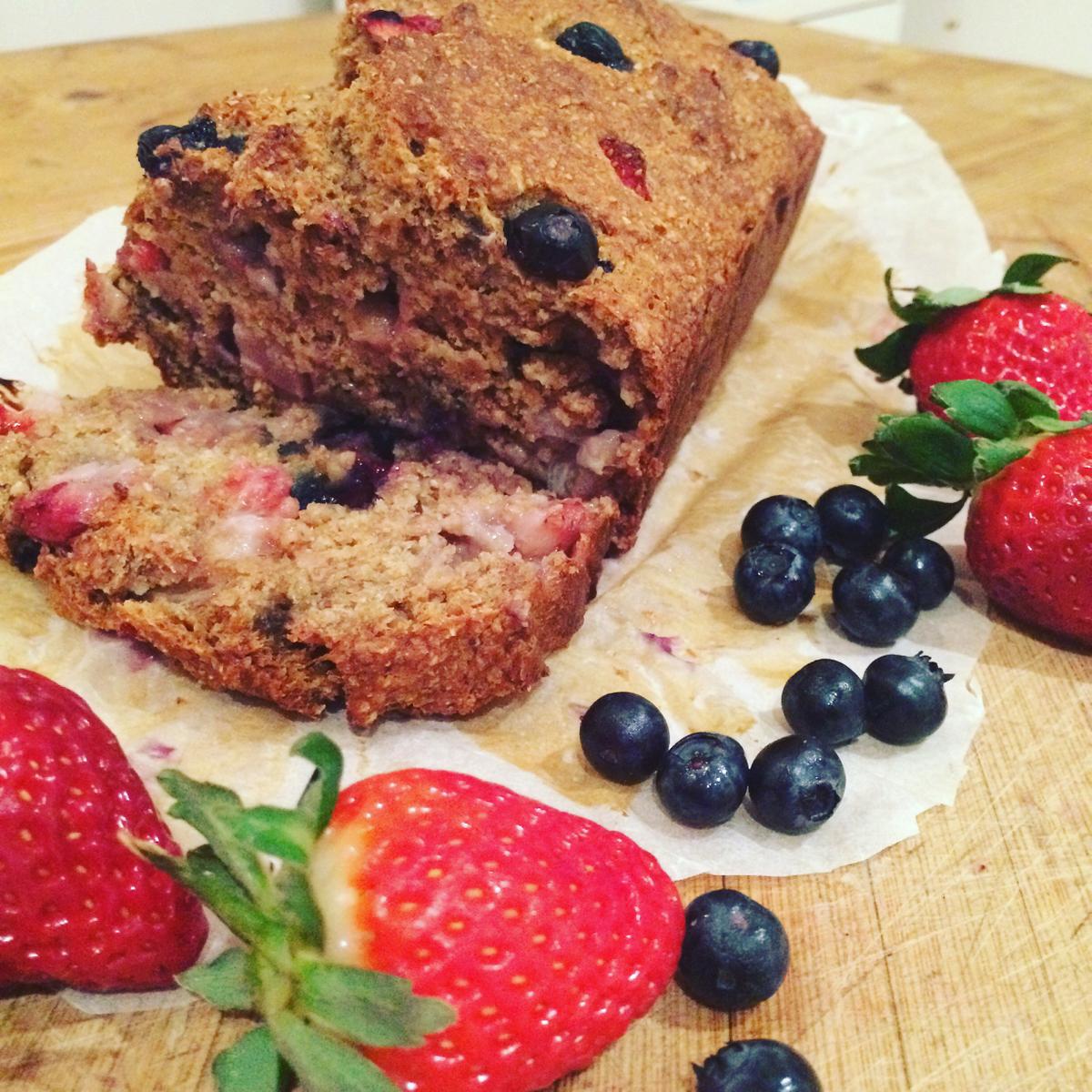 Banana bread integral con fresas y arándanos