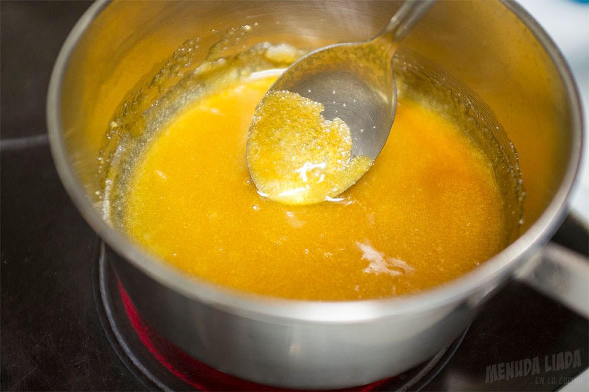 Azúcar derritiéndose y siendo meneado un poquito