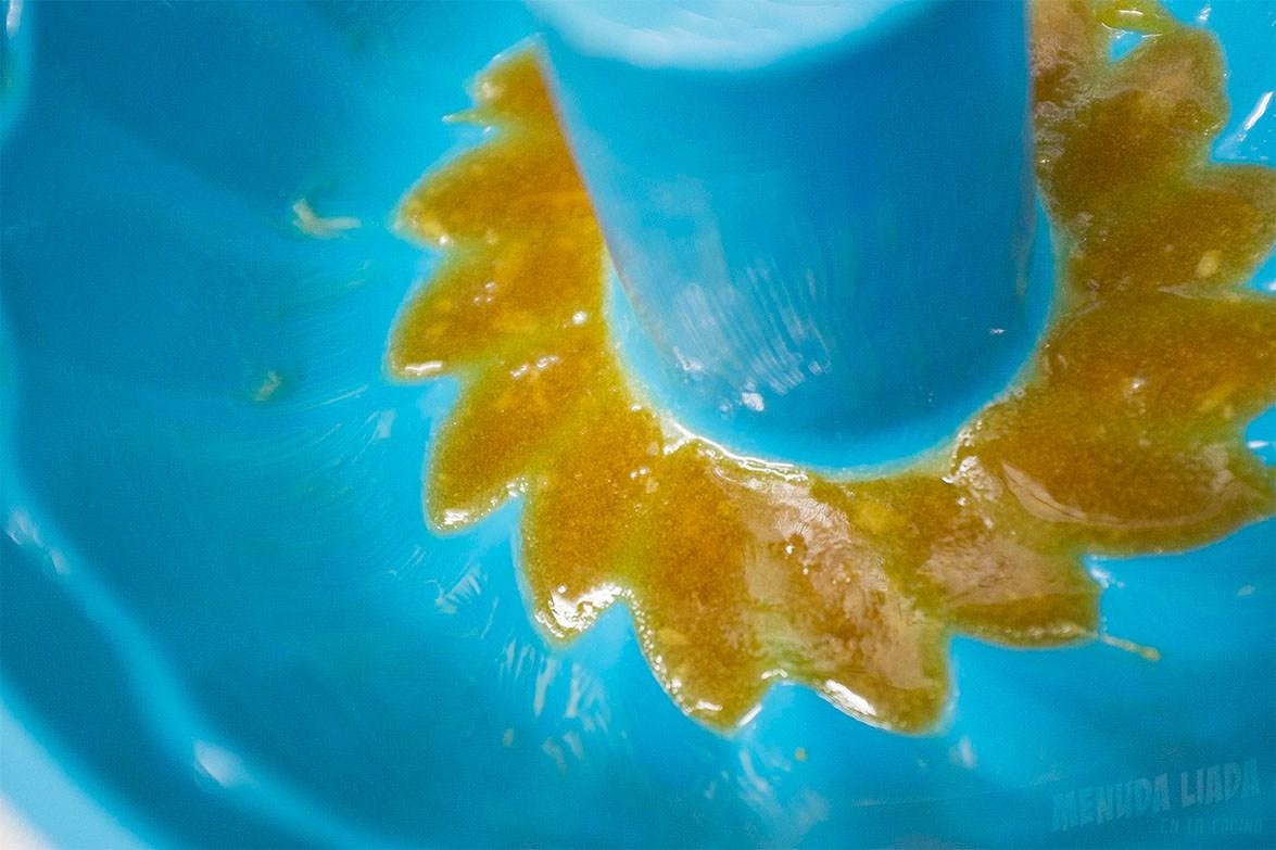 Azúuuuuuuucar caramelizado rubio, en el fondo del molde de silicona