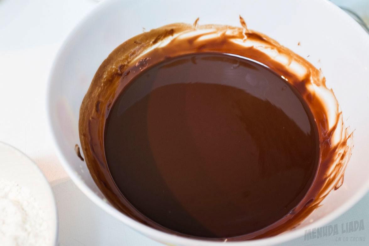 Mezcla derretida de mantequilla y chocolate