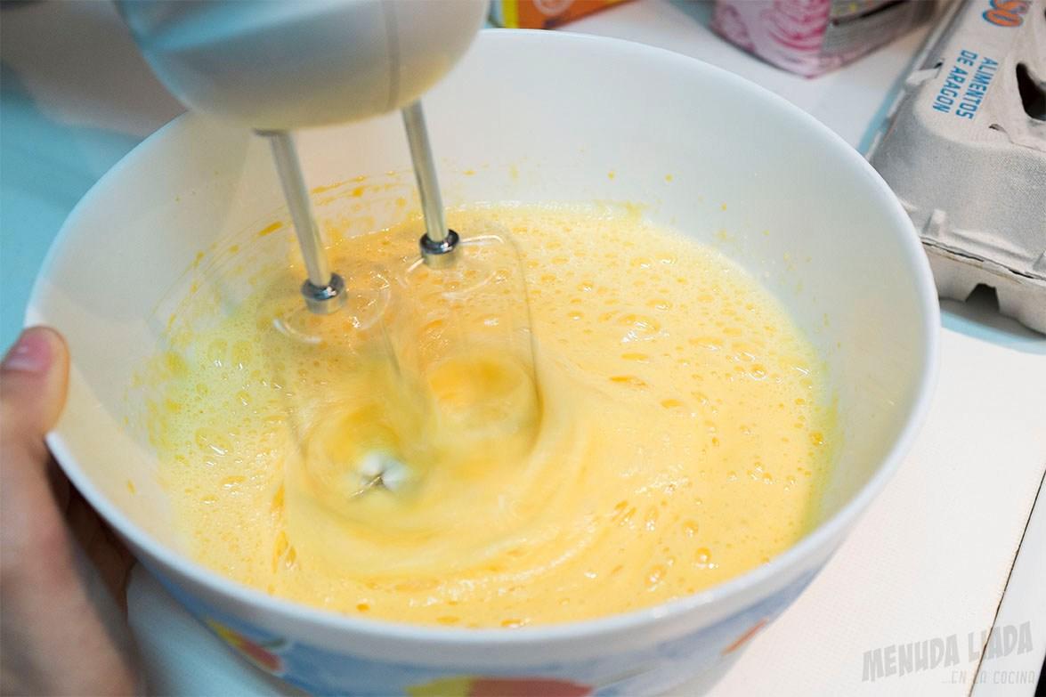 Huevos y azúcar siendo mezclados, intensamente