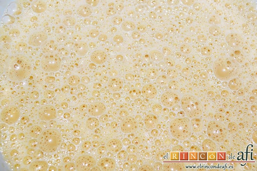 Chocoflan, batir todo bien con las varillas eléctricas