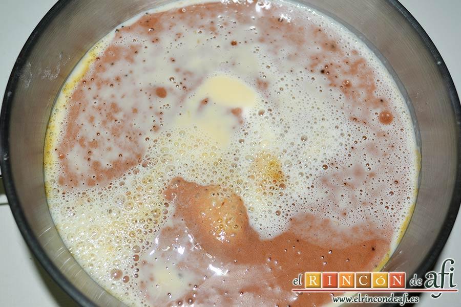 Chocoflan, verter en la flanera sobre la masa del bizcocho