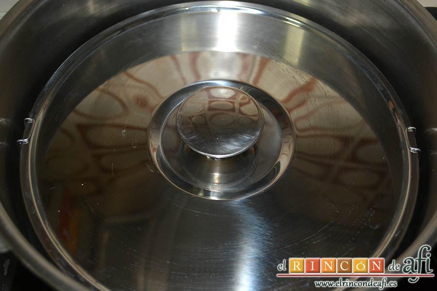 Chocoflan, introducimos la flanera tapada herméticamente en una olla exprés con agua caliente hasta cubrir un tercio de la altura de la flanera