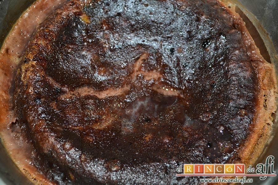 Chocoflan, cocinar 35 minutos, abrir, comprobar que está hecho y dejar enfriar