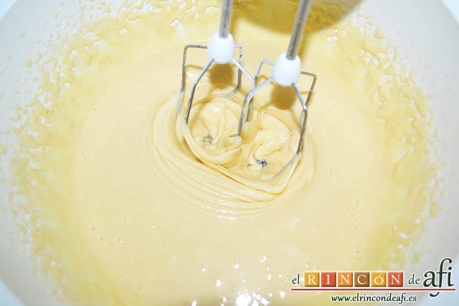 Chocoflan, añadimos la harina y la levadura tamizada junto con una pizca de sal y seguimos batiendo