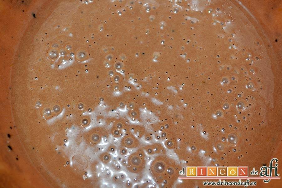 Chocoflan, batir hasta que quede bien integrado