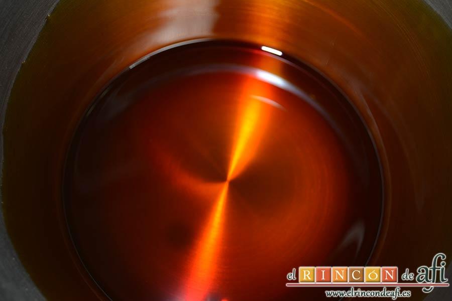 Chocoflan, distribuir el caramelo líquido por las paredes de la flanera