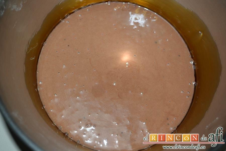 Chocoflan, volcar la mezcla del bizcocho en la flanera