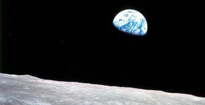 La Luna se aleja del planeta Tierra