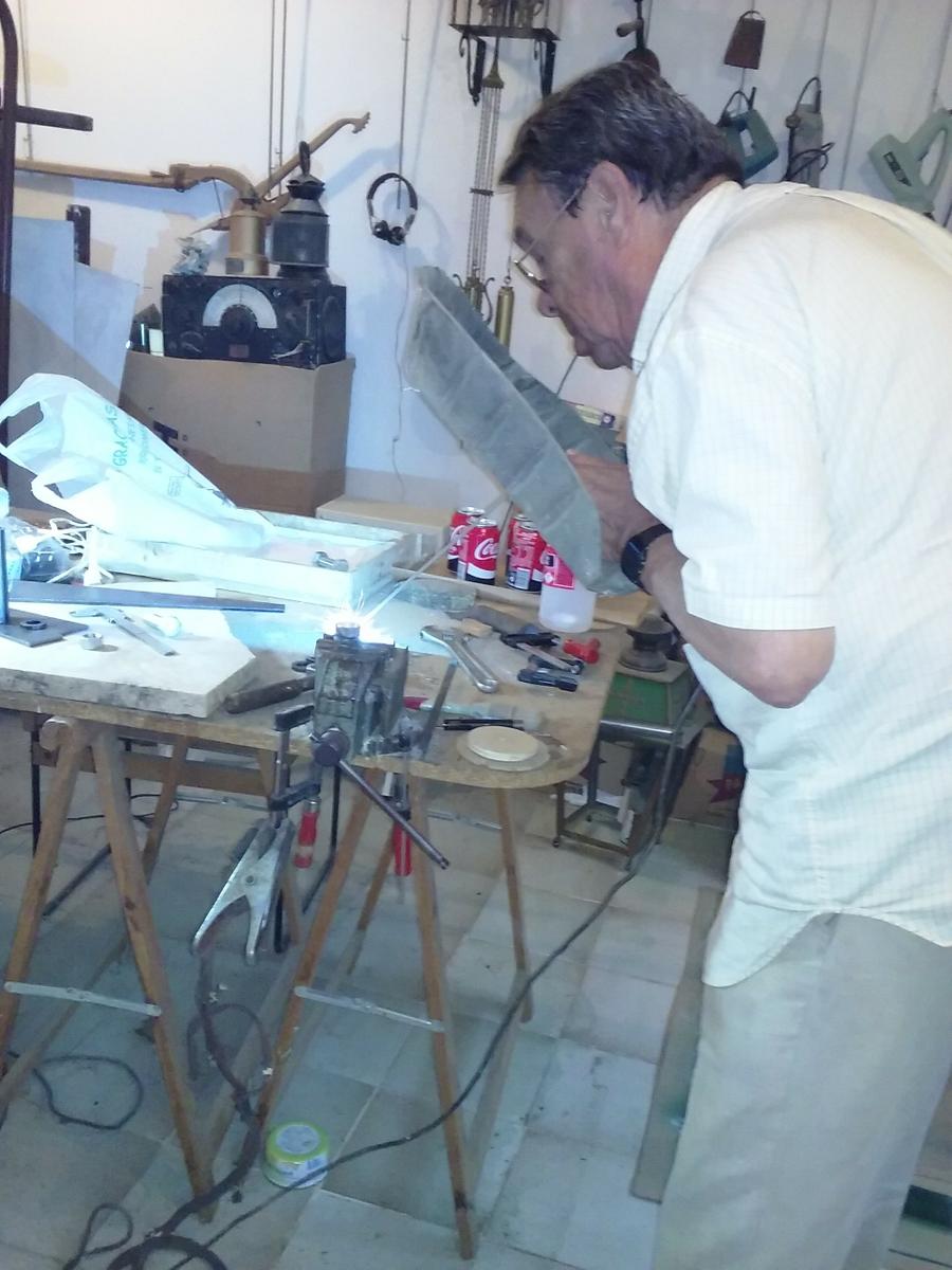 Nuestro Ingeniero Jefe, José Manuel Corral, echándonos una mano